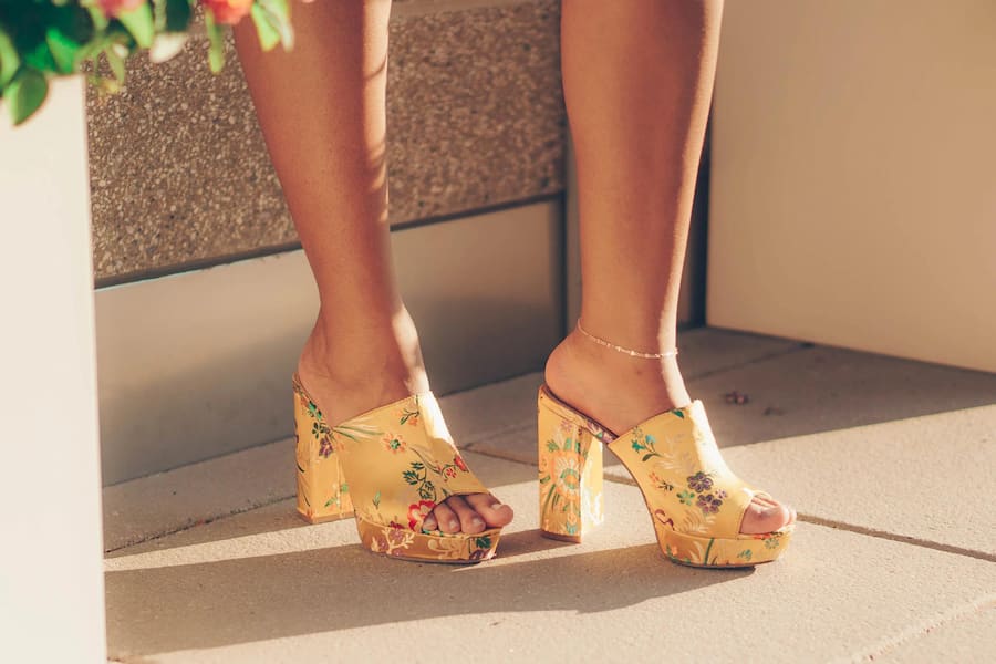 Womens Sanuk Gold Strappy Flip Flops Flats Thongs Sandals Size 9 Minimal  Comfort